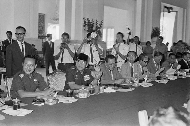 Presiden Indonesia pertama Soekarno (duduk, kedua dari kiri) diapit Sri Sultan HB IX (kanan). Bettmann/CORBIS