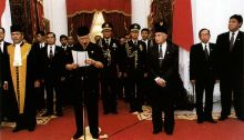 Pada 21 Mei 1998, setelah tekanan politik besar dan beberapa demonstrasi, Presiden Soeharto mengumumkan pengunduran dirinya di televisi (Foto: Wikipedia)